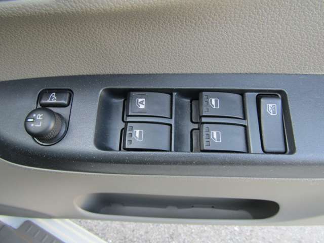 電動格納式ドアミラーのスイッチがついているので、ミラーの調整・格納が簡単にできます。