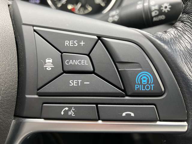 プロパイロットスイッチ。同一車線でのハンドルとアクセルのアシストが可能 長距離ドライブ時に同乗者との会話が弾みます。
