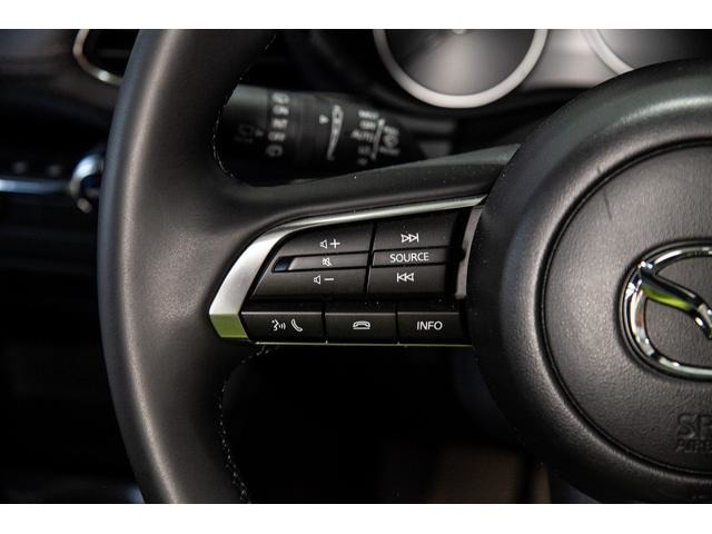【オーディオコントロールスイッチ】ハンドル左側には、オーディオ音量調整、ソース変更、ハンズフリーなどの操作が可能。