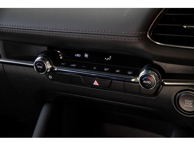 【フルオートエアコン分離・同期対応】オートエアコン搭載はもちろん、運転席と助手席でエアコン設定温度を変更可能。
