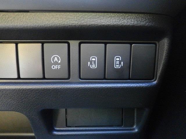 備えられたスイッチでもリモコンでも後席の「電動スライドドア」をピピピッと操作することができるのです！運転席に座ったまま後席に迎え入れることができるって魅力でしょ？
