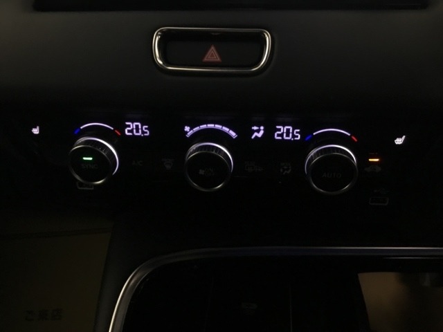 オートエアコンはこまめに温度調整するので、燃料の消費量をより少なくできます。シートヒーター付きなので、寒い日も快適です。