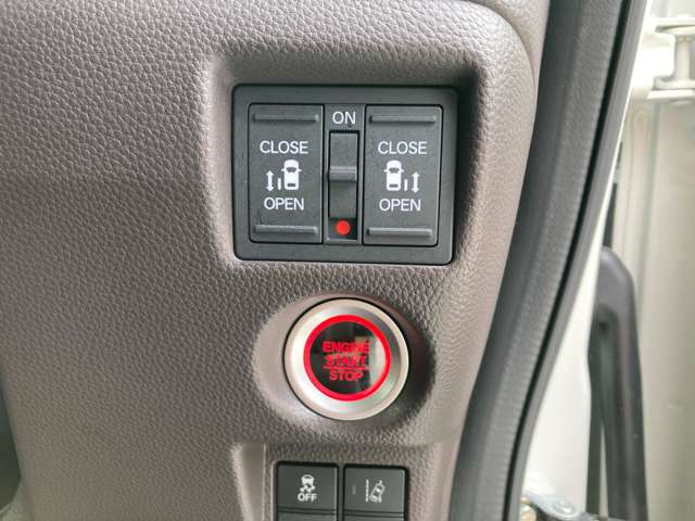 両側電動スライドドアで運転席やっキーレスのスイッチで遠隔操作ができます。