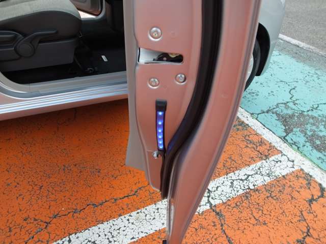 運転席ドアにはセーフティーイルミネーションが装備されてます。後続のクルマやバイクなどに注意を促してくれます。