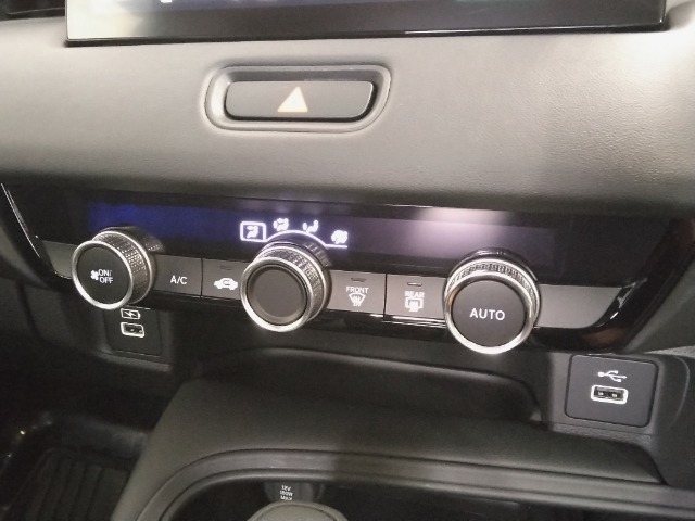 オートエアコンを搭載！車内の温度を自動で調節してくれるので便利です。