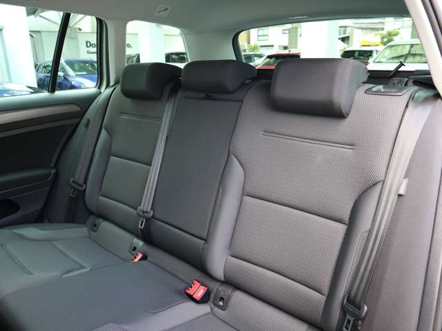 ■リアシート 後部座席には全席３点固定式のシートベルトを完備。さらにはカーテンエアバッグを標準装備し、大切な家族の安全を守ります。