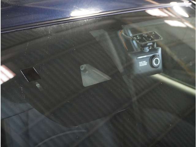 衝突被害軽減ブレーキのカメラやセンサーはフロントガラス内に入っています。