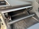 グローブボックス助手席前にあるふた付きの収納を「グローブボックス」と言います。車検証などを収納しておく場所として使われることが多い場所です。