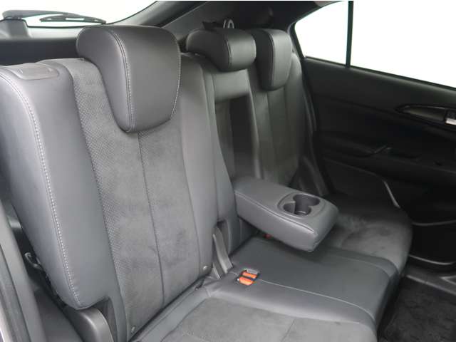 後部座席はリクライニング機能がついているので、快適なドライブをサポートしてくれます。
