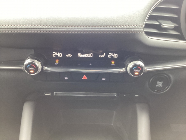 エアコンはフルオートなので車内は常に快適です！デュアル機能付きです！ＣＤデッキ付き！