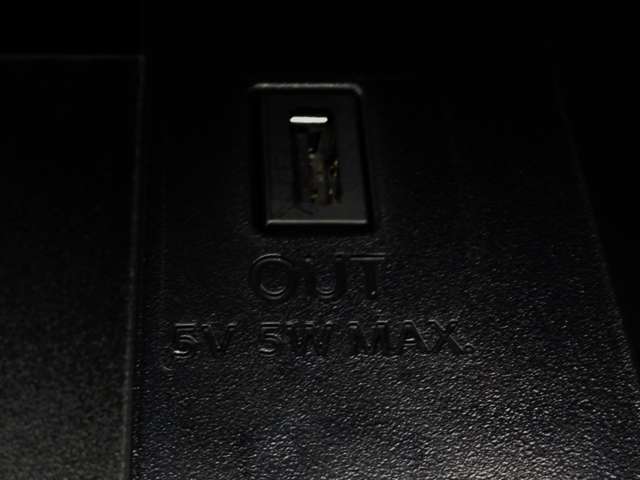 フロントメーター上のボックス内には、気の利いたUSB電源ポートがございます！