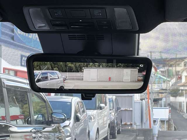 車両後方のカメラ映像をインナーミラー内のディスプレイに表示。切替レバーを操作することで、鏡面ミラーとデジタルインナーミラーに切替が可能です。