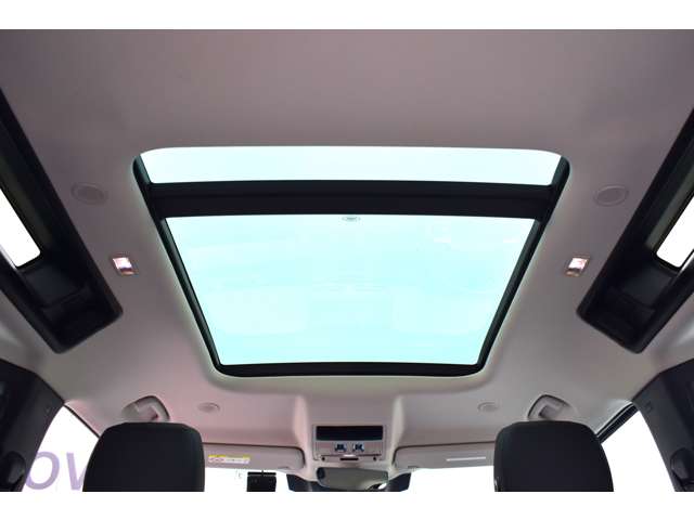 スライディングルーフが装着されており、すべての座席で自然光あふれる開放的な雰囲気を演出。運転席頭上のスイッチで操作が可能です。