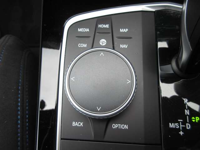 ナビの操作はシフト付近に配置された、iDriveコントローラーで操作が可能です。