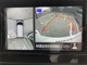 アラウンドビューモニターです。４つのカメラからの映像を合成・処理することで空から見下ろすような視点で周囲を確認でき、駐車時のクルマの位置確認がスムーズになります。