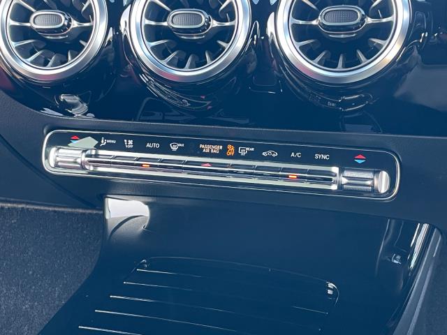 運転席側と助手席側とで個別に温度設定ができるデュアル式オートエアコン操作パネル♪