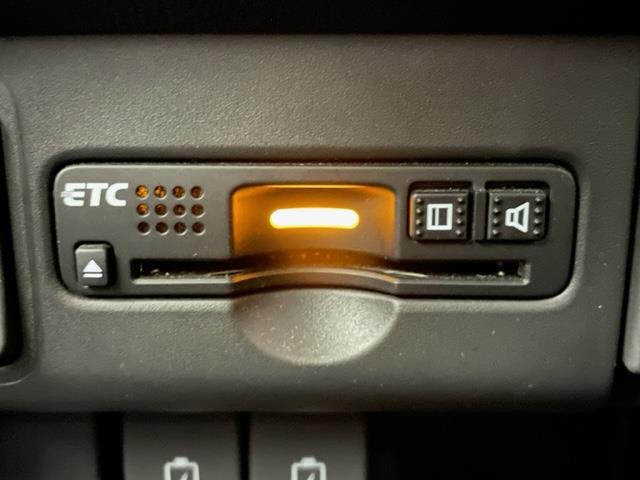 【ETC車載器】ETCカードを挿せば料金所はノンストップ!!ETC割引も受けられるので、今の時代必須装備ですね！セットアップも当社で可能です。