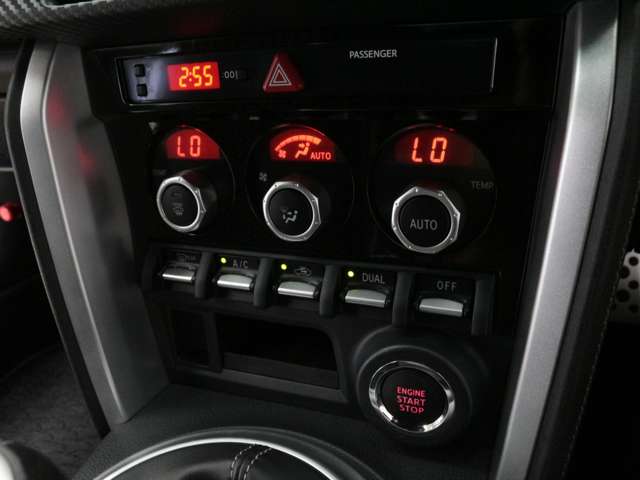 ★オートエアコン★任意に設定して頂いた車内室温を保ってくれます！寒かった暑かったりでわざわざ調整することもなくなりますので、運転に集中出来ます。あると嬉しい機能のひとつです。
