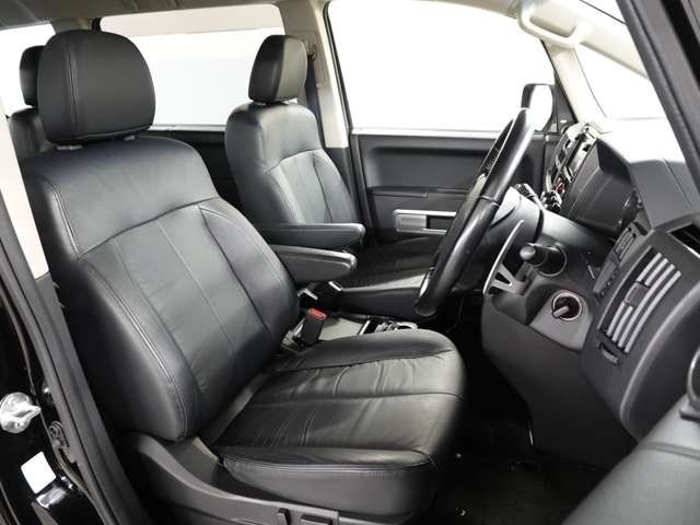 シートの厚みもあり、しっかりとした座り心地のフロントシート。目線も高く広い視界で安心・安全に運転する事が出来ます！