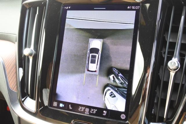 ３６０度カメラは上方向からの映像を映し出し駐車する際にとても便利です。