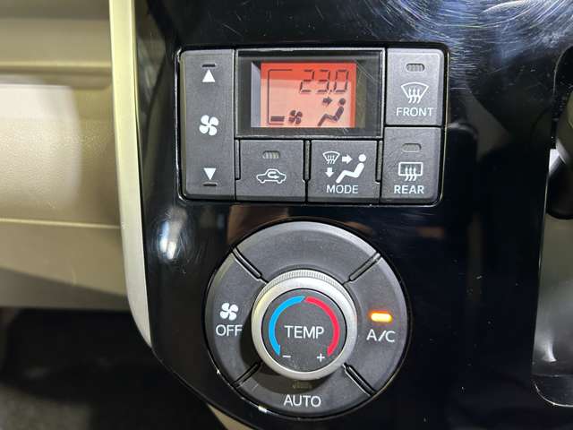 「オートエアコン」が付いています。１年中快適な室内を提供！車内温度を設定すると、風量を自動で調節してくれます。