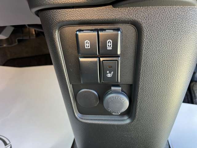 運転席シートヒーター付、USB完備スマートフォンの充電出来ます。
