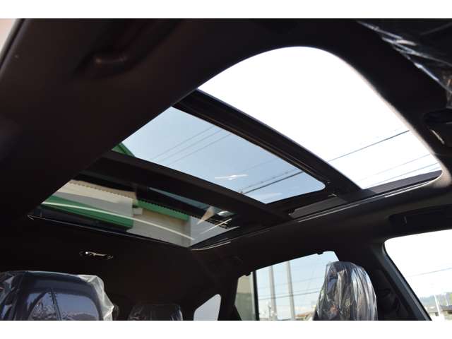 ■メーカーオプションのパノラマルーフが装備されておりますので、車内に心地いい開放感を与えてくれます。