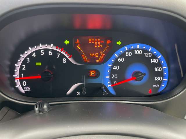 燃費 航続距離可能距離 外気温度 スピード 等 様々な情報を表示してドライブをサポート