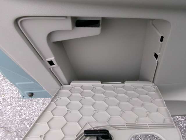 助手席ドアの内張りに車検証ケースを入れる専用スペースがありますので便利です。