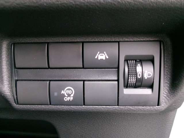 左側から、アイドリングストップと車線逸脱警報装置とヘッドライト調整ダイヤルのスイッチになります。