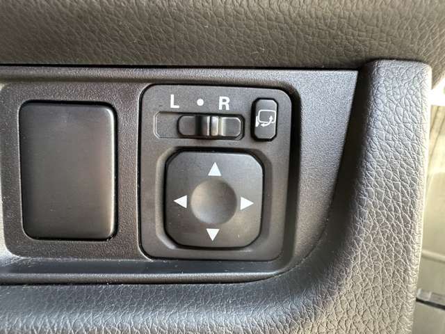 【電動格納ミラー】ボタン一つでミラーの開閉が可能。お好みの位置に微調整して安全運転出来ますね♪