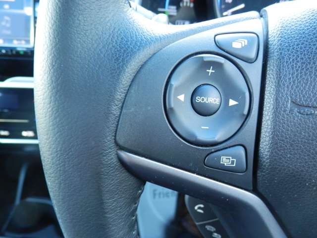 オーディオ操作などが可能なステアリングスイッチ付いてます。ひと昔前は高級車専用の装備でした。ハンドルから手を離さずに操作出来ますので安全運転に貢献します。