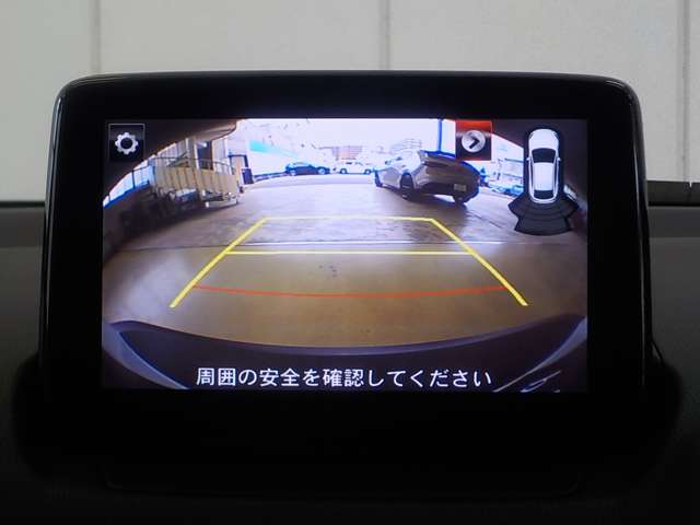 【バックカメラ】駐車場での車庫入れや、狭い道での走行もカメラで確認が出来るので安心。