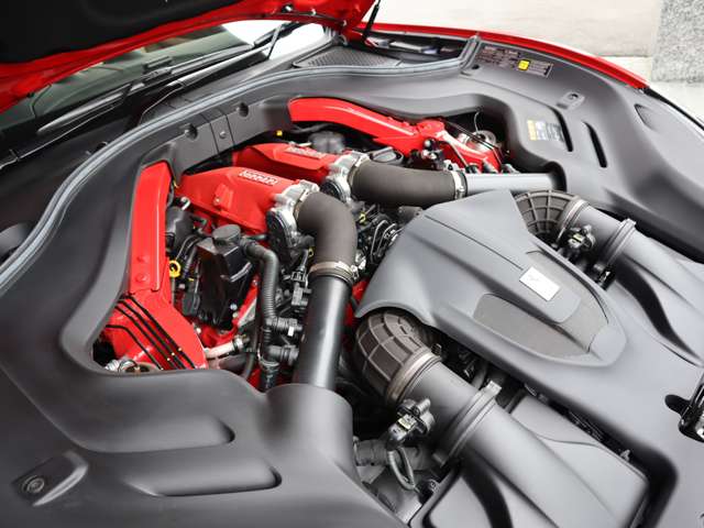 ◆3.9L V型8気筒DOHCエンジン+ターボ ◆600ps/7,500rpm：77,6kgm/5,250rpm(カタログ値)