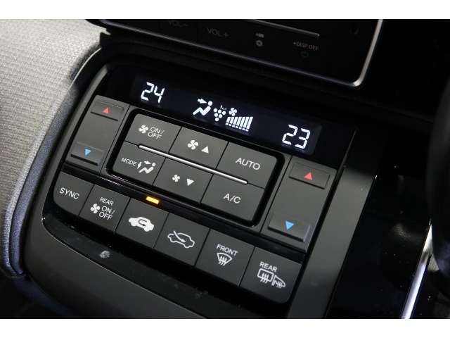 オートエアコンは左右席で独立温度コントロールが可能です。運転席はキンキンに冷やして助手席はマイルドにと言った設定が可能です☆暑さ寒さでケンカすることもなくなりますね♪