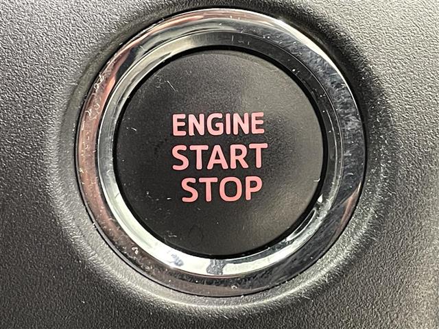 ブレーキペダルをしっかり踏み込んだ状態でプッシュスタートスイッチを押すだけでエンジンを始動させることができます。