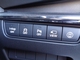 運転席脇のクラスタースイッチ部分には、カメラ切り替えスイッチ、パーキングセンサー、その他走行系スイッチを集中配置しております。