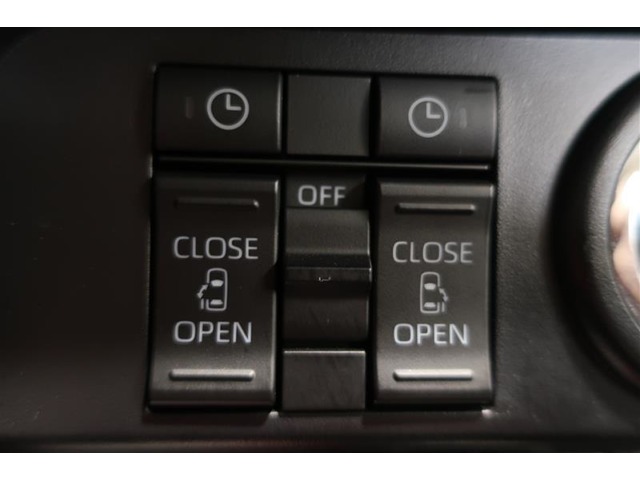 両側電動スライドドアのスイッチ付です。車内からもスイッチひとつで楽にドアの開閉が可能です。電動なので開閉時に力を使う必要がなく、半ドアになることもありません！