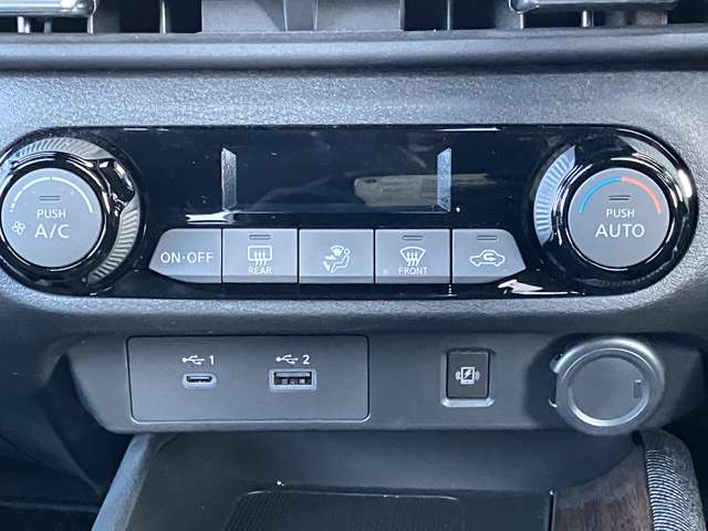 操作の楽なオートエアコン。車内の温度を快適にしてくれます！             USB・タイプＣ差し込み口がついております