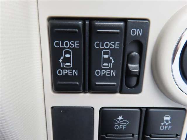 パワースライドドアを左右に装備しています。運転席のスイッチで開閉の操作が出来ます。
