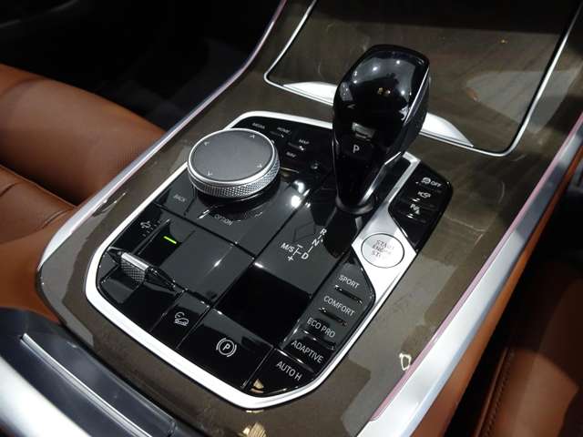 ステップトロニック付きオートマティックと Ｉ ドライブコントローラー、モニターの操作はこのコントローラーで行いナビやラジオ、車両状況の把握や点検時期の把握までいろいろなことができます。