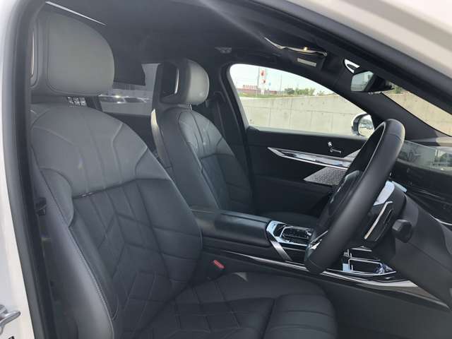 BMW INDIVIDUAL メリノ・レザー ブラック/アトラス・グレーシートのコンディションは非常に綺麗で良好です。上質なすわり心地と質感を是非お楽しみください。