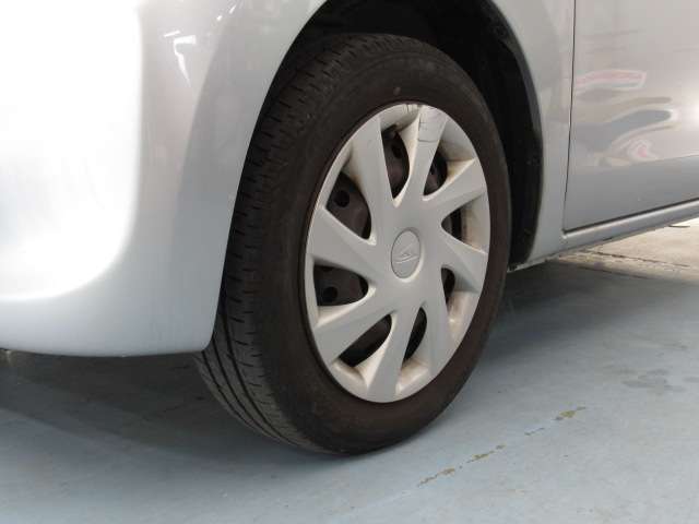 タイヤの目もかなり残っています。中古車をみるときにタイヤの状態のチェックは重要なポイントですよ！