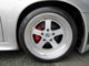 ◆赤色に塗装された４ピストンのモノブロックキャリパーが採用される前期型ブレーキシステム◆