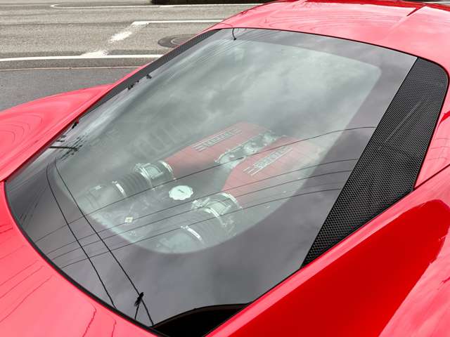 ガラスエンジンフード越しに見える赤ヘッドフェラーリエンジン！４．５リッターＶ型８気筒ＤＯＨＣ３２バルブ（５７０ｐｓ／９０００ｒｐｍ、５５．１ｋｇｍ／６０００ｒｐｍ）！