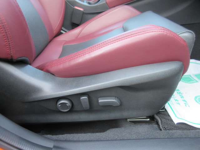 運転席＆助手席パワーシート機能付き♪ 簡単ボタン操作でシートポジションの調整が可能です♪ 上級グレードのみ装着されております♪