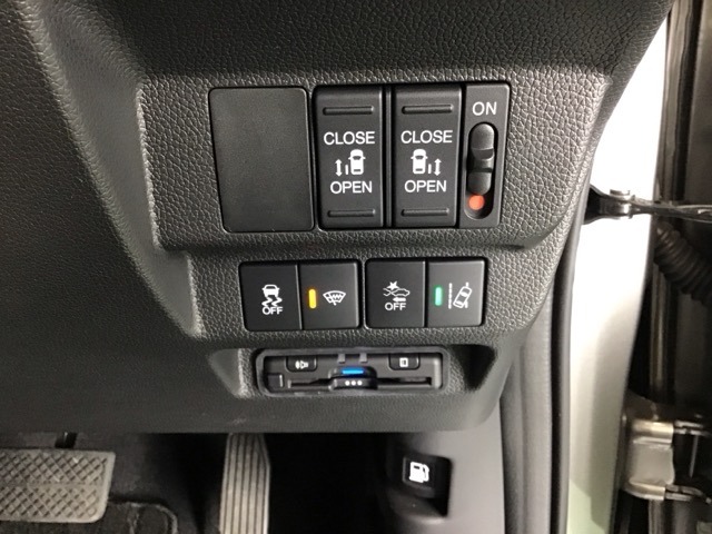 ETC付いてます。スマートに走行できるようにセットアップして納車いたします。パワースライドドアの開閉はスマートキーのリモコンやドアノブは勿論、運転席側のスイッチ操作でも開閉ができ、安全・簡単です。