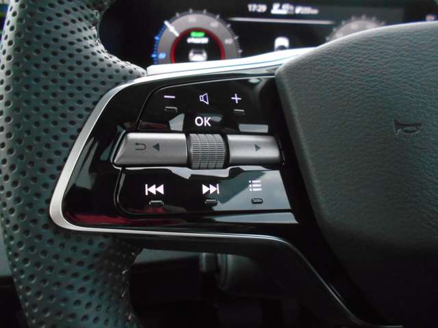 運転走行も画面に触れることなく手元操作が可能な便利なハンドルリモコン。