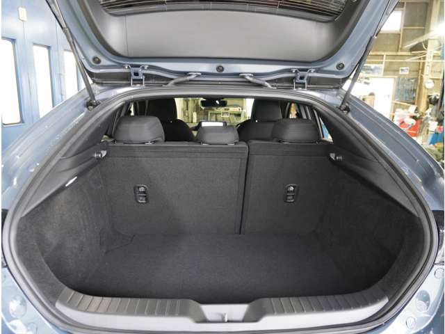 67Lスーツケースが３個収納できる419Lの容量の荷室があり、様々なシーンで実用的なスペースが確保されております。