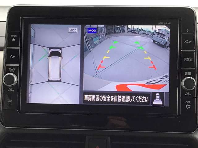 全方位モニターは４つのカメラで捉えた映像を合成して真上からの映像に見せて表示します。駐車場の白線も映るので真っすぐ駐車もしやすいですよ！